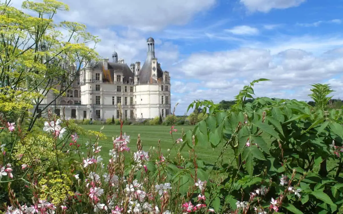 Vue de l'ensemble du château-à-partir du jardin à la française